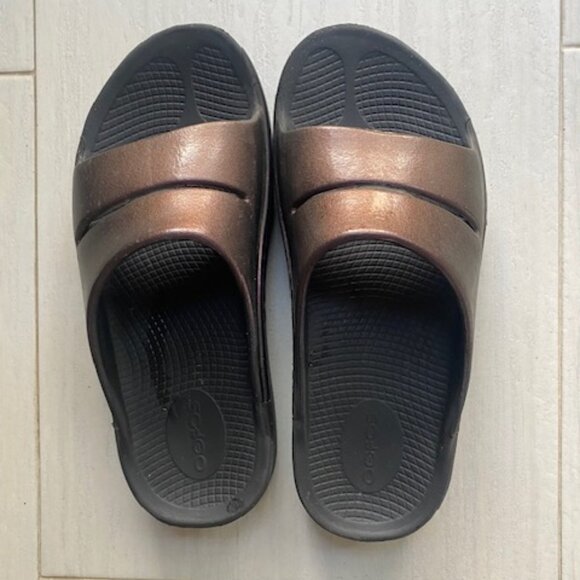 Oofos Cabernet recovery slides size 7-7.5/EU 38 - Picture 1 of 4